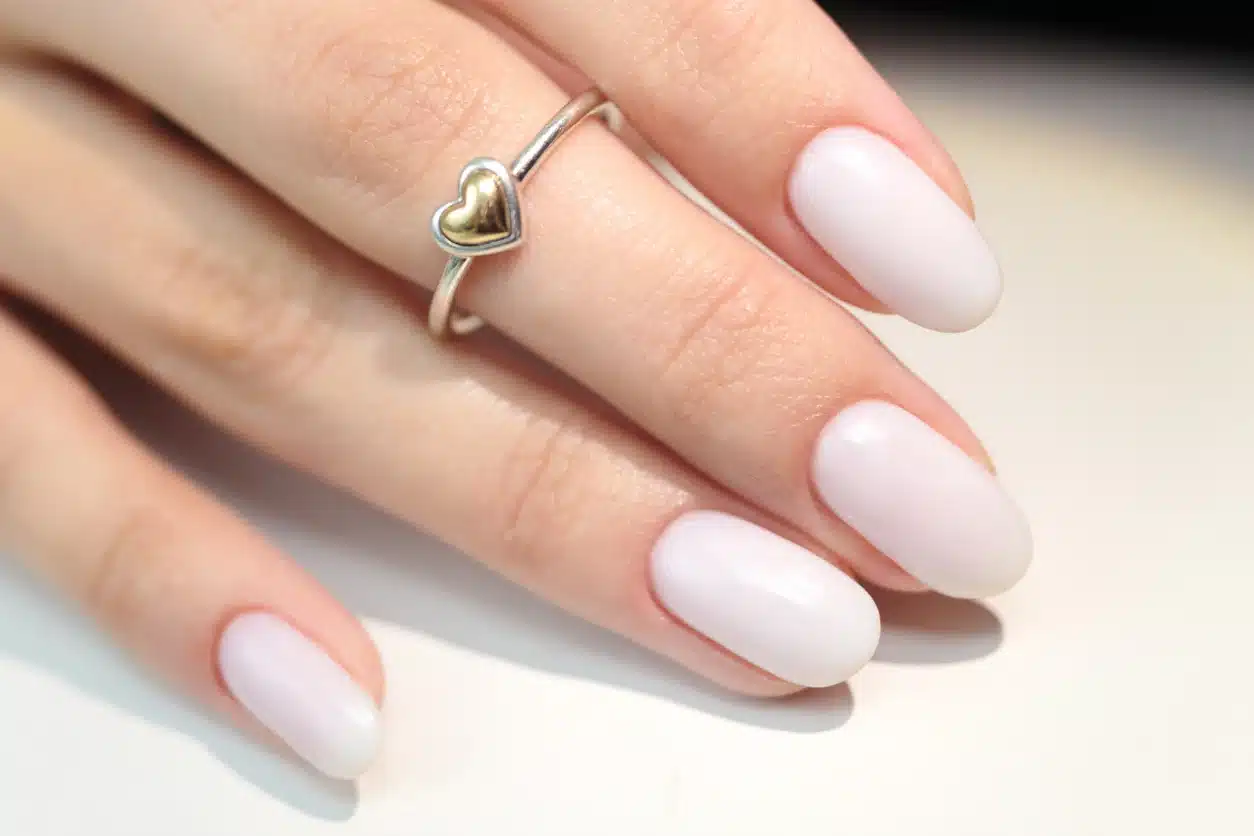 ongles-milky-white-ovales